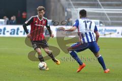 1. Bundesliga - Fußball - Hertha BSC  Berlin - FC Ingolstadt 04 - Pascal Groß (10, FCI) und rechts Tolga Cigerci (Hertha 17)