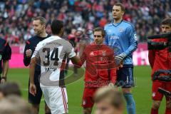 1. Bundesliga - Fußball - FCBayern - FC Ingolstadt 04 - Marvin Matip (34, FCI) und Philipp Lahm (21 Bayern) geben sich die Hand Grß