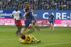 1. Bundesliga - Fußball - Hamburger SV - FC Ingolstadt 04 - Lukas Hinterseer (16, FCI) kommt zu spät und springt über Torwart Adler, René (15 HSV)