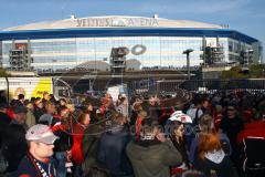 1. Bundesliga - Fußball - FC Schalke 04 - FC Ingolstadt 04 - Fanzug - Ingolstädter Fans vor der Veltins-Arena auf Schalke. Foto: Adalbert Michalik