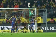 1. Bundesliga - Fußball - Borussia Dortmund - FC Ingolstadt 04 - Torwart Ramazan Özcan (1, FCI) pariert