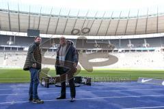 1. Bundesliga - Fußball - Hertha BSC  Berlin - FC Ingolstadt 04 - Vorsitzender des Vorstandes Peter Jackwerth (FCI) mit früheren Spieler Zecke Neuendorf im Olympiastadion