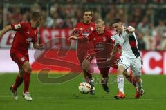 1. Bundesliga - Fußball - FCBayern - FC Ingolstadt 04 - Sebastian Rode (20 Bayern) gegen Maurice Multhaup (31, FCI) rechts Philipp Lahm (21 Bayern)