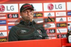 1. Bundesliga - Fußball - Bayer 04 Leverkusen - FC Ingolstadt 04 - Pressekonferenz, die letzte für links Cheftrainer Ralph Hasenhüttl (FCI) für Ingolstadt, rechts Cheftrainer Roger Schmidt (Leverkusen)