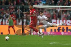 1. Bundesliga - Fußball - FCBayern - FC Ingolstadt 04 - Luft Zweikampf Jerome Boateng (17 Bayern) und rechts Mathew Leckie (7, FCI)