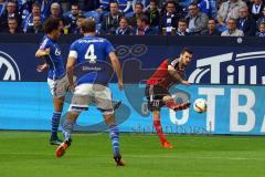 1. Bundesliga - Fußball - FC Schalke 04 - FC Ingolstadt 04 - Pascal Groß (10, FCI) flankt in den Strafraum. Leroy Sané (19, Schalke) und Benedikt Höwedes (4, Schalke) sehen zu. Foto: Adalbert Michalik