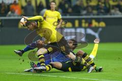 1. Bundesliga - Fußball - Borussia Dortmund - FC Ingolstadt 04 - knapp am Tor am Boden Darío Lezcano (37, FCI) Lukasz Piszczek (BVB 26) rettet und am Boden Mats Hummels (BVB 15)
