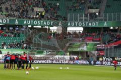 1. Bundesliga - Fußball - VfL Wolfsburg - FC Ingolstadt 04 -  Team vor den Fans