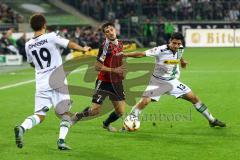 1. Bundesliga - Fußball - Borussia Mönchengladbach - FC Ingolstadt 04 - Lars Stindl (13, Mönchengladbach) und Fabian Johnson (19, Mönchengladbach) nehmen Mathew Leckie (7, FCI) in die Mangel. Foto: Adalbert Michalik