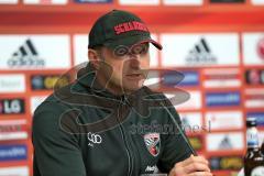 1. Bundesliga - Fußball - Bayer 04 Leverkusen - FC Ingolstadt 04 - Pressekonferenz, die letzte für links Cheftrainer Ralph Hasenhüttl (FCI) für Ingolstadt, rechts Cheftrainer Roger Schmidt (Leverkusen)