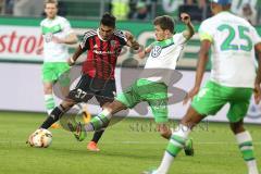 1. Bundesliga - Fußball - VfL Wolfsburg - FC Ingolstadt 04 -  Darío Lezcano (37, FCI)  zieht ab Sebastian Jung (Wolfsburg 24) stört