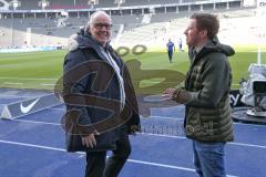 1. Bundesliga - Fußball - Hertha BSC  Berlin - FC Ingolstadt 04 - Vorsitzender des Vorstandes Peter Jackwerth (FCI) mit früheren Spieler Zecke Neuendorf