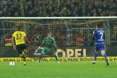 1. Bundesliga - Fußball - Borussia Dortmund - FC Ingolstadt 04 - Erik Durm (BVB 37) Alleingang zu Torwart Ramazan Özcan (1, FCI)