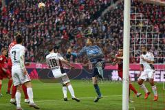 1. Bundesliga - Fußball - FCBayern - FC Ingolstadt 04 - Manuel Neuer (1 Bayern) boxt den Ball weg