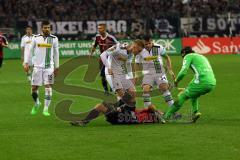 1. Bundesliga - Fußball - Borussia Mönchengladbach - FC Ingolstadt 04 - Alfredo Morales (6, FCI) wird von Alvaro Dominguez (15, Mönchengladbach), Granit Xhaka (34, Mönchengladbach) und Yann Sommer (1, Mönchengladbach)  bedrängt. Foto: Adalbert Michalik