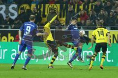 1. Bundesliga - Fußball - Borussia Dortmund - FC Ingolstadt 04 - Adrian Ramos (BVB 20) foult Alfredo Morales (6, FCI) am Ball