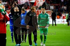 1. Bundesliga - Fußball - 1. FC Köln - FC Ingolstadt 04 - Co-Trainer Michael Henke (FCI) applaudiert den Fans. Cheftrainer Ralph Hasenhüttl (FCI) coacht auch nach dem Spiel Torwart Ramazan Özcan (1, FCI)  Foto: Adalbert Michalik