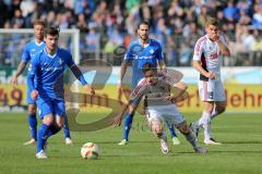 1. Bundesliga - Fußball - SV Darmstadt 98 - FC Ingolstadt 04 - mitte Mathew Leckie (7, FCI) versucht den Ball zu bekommen