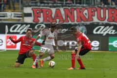 1. Bundesliga - Fußball - Eintracht Frankfurt - FC Ingolstadt 04 - mitte Darío Lezcano (37, FCI) links Bastian Oczipka (6 Frankfurt) und rechts David Abraham (19 Frankfurt)