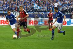 1. Bundesliga - Fußball - FC Schalke 04 - FC Ingolstadt 04 - Max Christiansen (19, FCI) beim Laufduell gegen Leon Goretzka (8, Schalke). Hinten Sead Kolasinac (6, Schalke). Foto: Adalbert Michalik