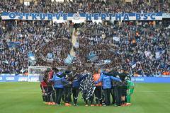 1. Bundesliga - Fußball - Hertha BSC  Berlin - FC Ingolstadt 04 - Niederlage Spiel ist aus Pfiff, Schanzer Team Besprechung auf dem Feld vor den Berlin Fans