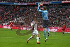 1. Bundesliga - Fußball - FCBayern - FC Ingolstadt 04 - Stefan Lex (14, FCI) läuft allein zum Tor, Manuel Neuer (1 Bayern) fängt den Ball