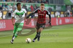 1. Bundesliga - Fußball - VfL Wolfsburg - FC Ingolstadt 04 -  Max Christiansen (19, FCI) gegen Luiz Gustavo (Wolfsburg 22)