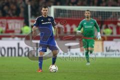 1. Bundesliga - Fußball - VfB Stuttgart - FC Ingolstadt 04 - Freistoß Pascal Groß (10, FCI) Torwart Ramazan Özcan (1, FCI) kommt zu Hilfe