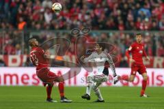 1. Bundesliga - Fußball - FCBayern - FC Ingolstadt 04 - Arturo Vidal (23 Bayern) und rechts Almog Cohen (36, FCI)