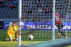 1. Bundesliga - Fußball - Hertha BSC  Berlin - FC Ingolstadt 04 - Anschlußtreffer Tor durch Lukas Hinterseer (16, FCI) rechts, am Boden Torwart Rune Jarstein (Hertha 22)