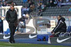 1. Bundesliga - Fußball - Hertha BSC  Berlin - FC Ingolstadt 04 - rechts Cheftrainer Ralph Hasenhüttl (FCI) beschwert sich, rechts Co-Trainer Michael Henke (FCI)