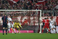 1. Bundesliga - Fußball - FCBayern - FC Ingolstadt 04 - Torwart Ramazan Özcan (1, FCI) Abwehr von Robert Lewandowski (9 Bayern) durch rechts Robert Bauer (23, FCI) und Romain Brégerie (18, FCI)