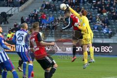 1. Bundesliga - Fußball - Hertha BSC  Berlin - FC Ingolstadt 04 - Torwart Rune Jarstein (Hertha 22) boxt den Ball von Mathew Leckie (7, FCI) weg