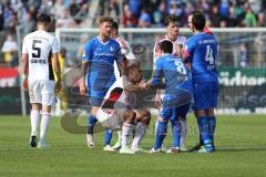 1. Bundesliga - Fußball - SV Darmstadt 98 - FC Ingolstadt 04 - Jerome Gondorf (8 Darmstadt 98) hilft Roger de Oliveira Bernardo (8, FCI) auf dei Beine