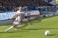 1. Bundesliga - Fußball - SV Darmstadt 98 - FC Ingolstadt 04 - Moritz Hartmann (9, FCI) rutscht aus und verliert Ball