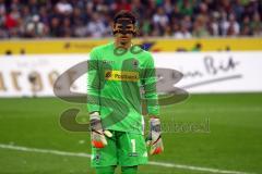 1. Bundesliga - Fußball - Borussia Mönchengladbach - FC Ingolstadt 04 - Yann Sommer (1, Mönchengladbach) mit Gesichtsmaske. Foto: Adalbert Michalik