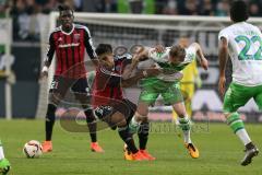 1. Bundesliga - Fußball - VfL Wolfsburg - FC Ingolstadt 04 -  Darío Lezcano (37, FCI) gegen André Schürrle (Wolfsburg 17)