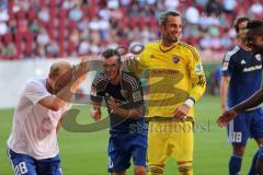 1. Bundesliga - Fußball - FC Augsburg - FC Ingolstadt 04 - Jubel Sieg mit den Fans Humba Tanz, Tobias Levels (28, FCI) Pascal Groß (10, FCI) Torwart Ramazan Özcan (1, FCI)