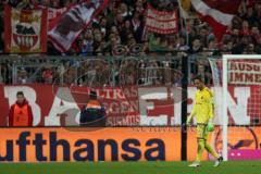 1. Bundesliga - Fußball - FCBayern - FC Ingolstadt 04 - Torwart Ramazan Özcan (1, FCI) und hinter ihm die Bayern Fans