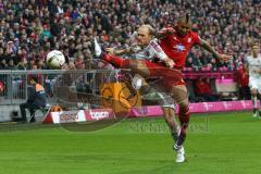 1. Bundesliga - Fußball - FCBayern - FC Ingolstadt 04 - Luftkampf links Tobias Levels (28, FCI) und rechts Arturo Vidal (23 Bayern)