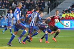 1. Bundesliga - Fußball - Hertha BSC  Berlin - FC Ingolstadt 04 - gefährlich vor dem Tor rechts Lukas Hinterseer (16, FCI) mitte Almog Cohen (36, FCI)