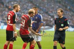 1. BL - Saison 2015/2016 - Schalke 04 - FC Ingolstadt 04 -  Tobias Levels (#28 FC Ingolstadt 04) - Moritz Hartmann (#9 FC Ingolstadt 04) unzufrieden mit der Schiedsrichter leistung - Foto: Jürgen Meyer