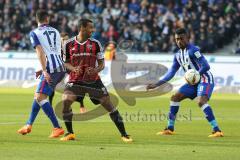 1. Bundesliga - Fußball - Hertha BSC  Berlin - FC Ingolstadt 04 - mitte Marvin Matip (34, FCI) verpasst den Ball rechts Salomon Kalou (Hertha 8)