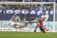 1. BL - Saison 2015/2016 - Schalke 04 - FC Ingolstadt 04 -  Moritz Hartmann (#9 FC Ingolstadt 04) - Benedikt Höwedes (4, Schalke) - Foto: Jürgen Meyer