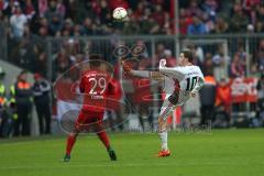 1. Bundesliga - Fußball - FCBayern - FC Ingolstadt 04 - Pascal Groß (10, FCI) rettet den Ball vor Kingsley Coman (29 Bayern)