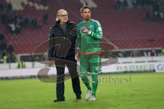 1. Bundesliga - Fußball - VfB Stuttgart - FC Ingolstadt 04 - Spiel ist aus, Niederlage. Vorsitzender des Vorstandes Peter Jackwerth (FCI) mit Torwart Ramazan Özcan (1, FCI)