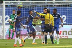 1. Bundesliga - Fußball - Hamburger SV - FC Ingolstadt 04 - Streit Benjamin Hübner (5, FCI) mit Schiedsrichter Marco Fritz, Marvin Matip (34, FCI)  geht dazwischen