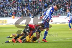 1. Bundesliga - Fußball - Hertha BSC  Berlin - FC Ingolstadt 04 - Kampf um den Ball unten Torwart Rune Jarstein (Hertha 22) Darío Lezcano (37, FCI) Niklas Stark (Hertha 5) rechts