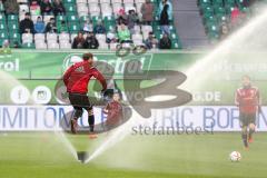 1. Bundesliga - Fußball - VfL Wolfsburg - FC Ingolstadt 04 -  Moritz Hartmann (9, FCI) springt über den Rasensprenger