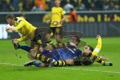 1. Bundesliga - Fußball - Borussia Dortmund - FC Ingolstadt 04 - Darío Lezcano (37, FCI) Mats Hummels (BVB 15) Sturm auf das Tor, Lukasz Piszczek (BVB 26) Hand am Ball